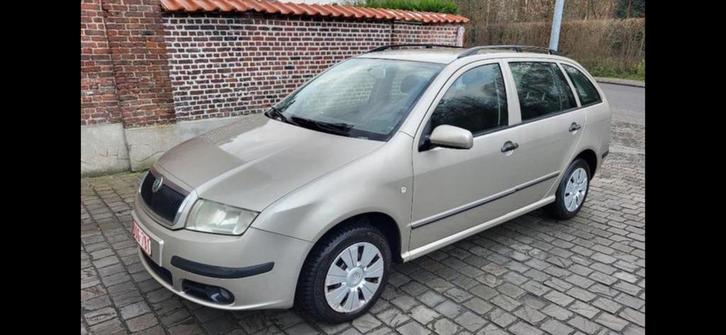 Skoda Fabia Automatique, Autos, Skoda, Particulier, Fabia, ABS, Essence, Euro 4, Berline, 5 portes, Automatique, Beige, Noir, Tissu