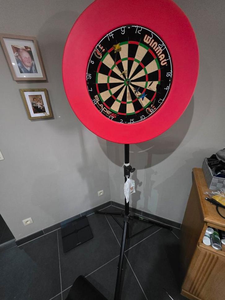 Dartbord op staander – zo goed als nieuw!, Sport en Fitness, Darts, Dartbord, Ophalen