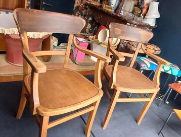 Bistrostoelen met armleuningen beschikbaar voor biedingen