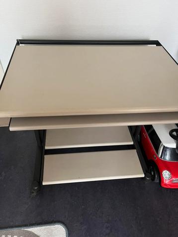 Computer tafel  beschikbaar voor biedingen