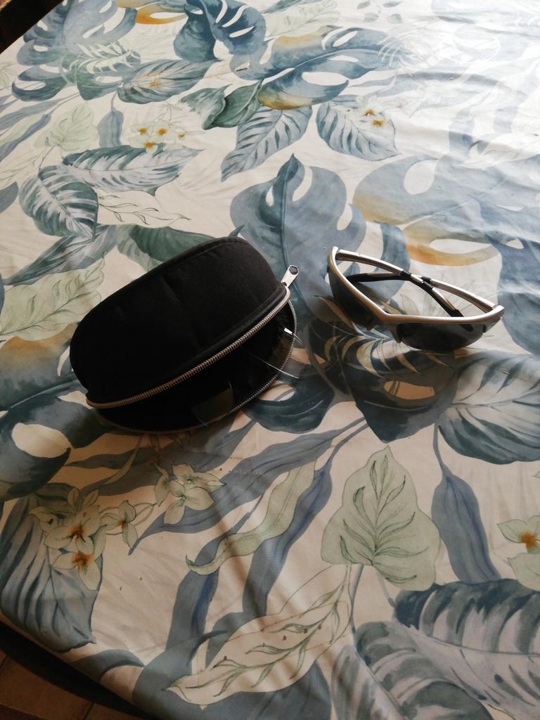 Lunettes solaires homme avec étui et 2 verres blancs supplém, Ophalen of Verzenden