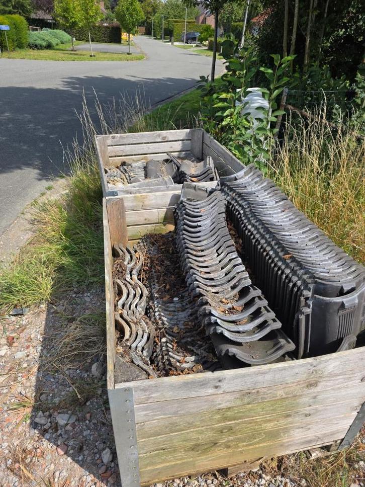 +- 350 Oude blauwe OVH pannen, Doe-het-zelf en Bouw, Dakpannen en Dakbedekking, Zo goed als nieuw, Dakpannen, Steen of Klei, Blauw