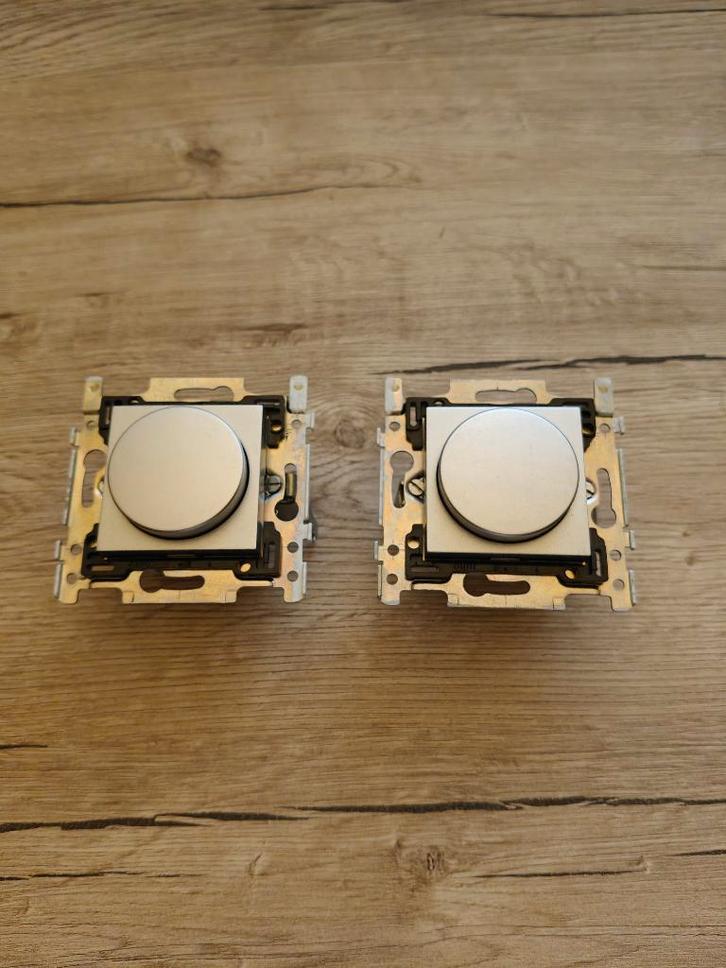 Niko 310-0190x draaischakelaar/dimmer zilver x 2, Doe-het-zelf en Bouw, Elektriciteit en Kabels, Gebruikt, Schakelaar, Ophalen