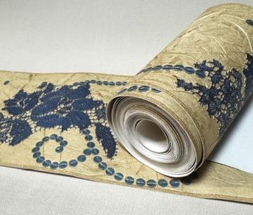 Behangrand in Goud met Blauwe Geborduurde Bloemen 6611-59  beschikbaar voor biedingen