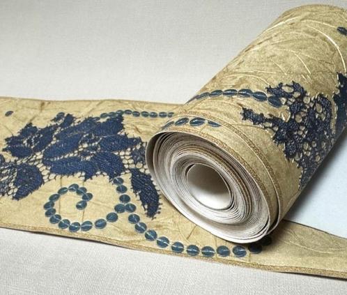 Behangrand in Goud met Blauwe Geborduurde Bloemen 6611-59, Huis en Inrichting, Stoffering | Behang, Blauw, Beige, minder dan 10 m²