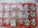 Sorteerbox met 750 kabel-nagelklemmen., Doe-het-zelf en Bouw, Ophalen of Verzenden, Nieuw, Spijkers