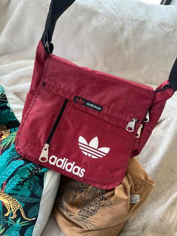 Adidas vintage bag beschikbaar voor biedingen