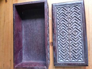 Afrikaanse kleine houten kist of kist beschikbaar voor biedingen