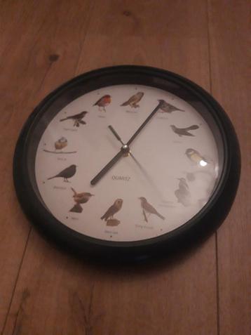 Wandklok met vogelgeluiden beschikbaar voor biedingen