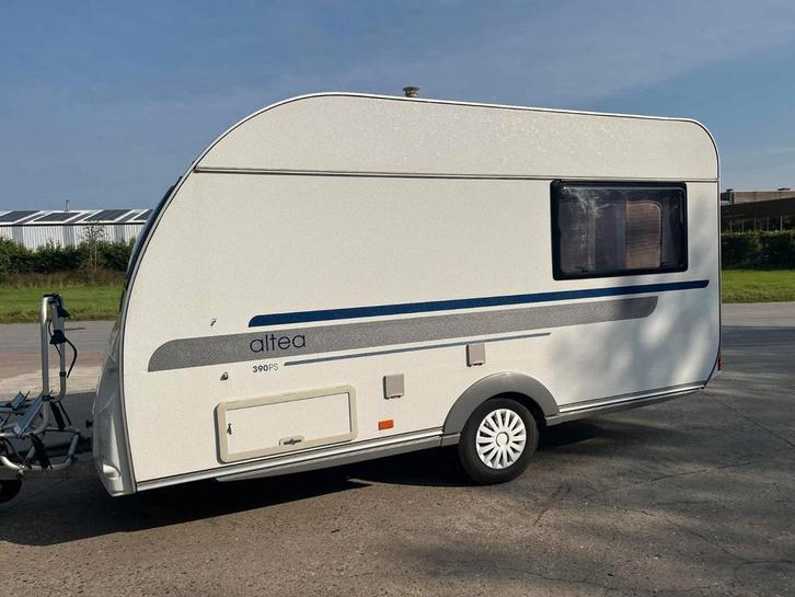 Adria altea 390 met grote voortent mtm 1100kg, Caravans en Kamperen, Caravans, Particulier, Adria, Vast bed, Douche, Koelkast