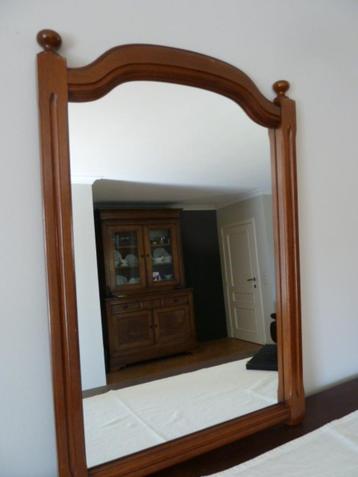 Miroir en bois avec plateaux décoratifs