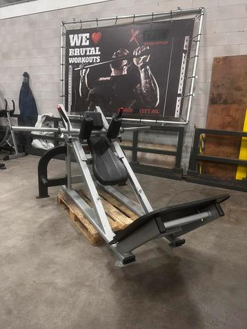 Star Track Plate Loaded Hack Squat beschikbaar voor biedingen