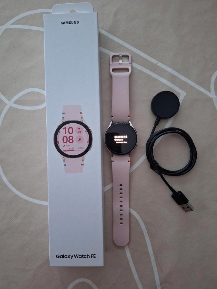 Samsung smartwatch FE 40mm, Handtassen en Accessoires, Smartwatches, Zo goed als nieuw, iOS, Roze, Ophalen of Verzenden