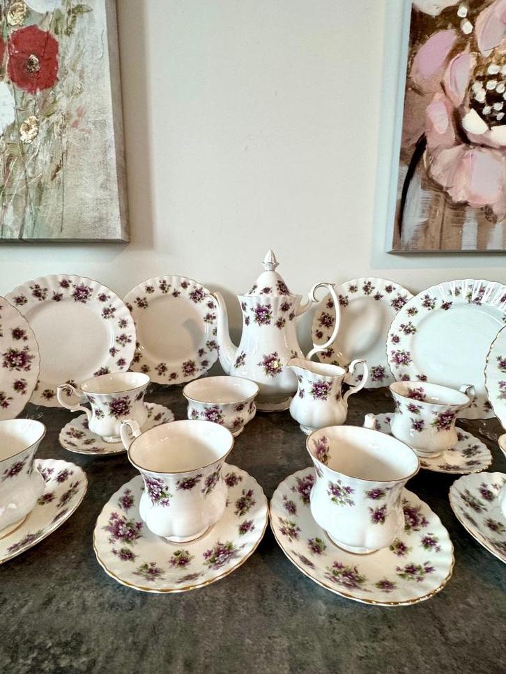 Royal Albert Sweet Violets theeservies, 21-delig., Antiek en Kunst, Antiek | Servies los, Ophalen