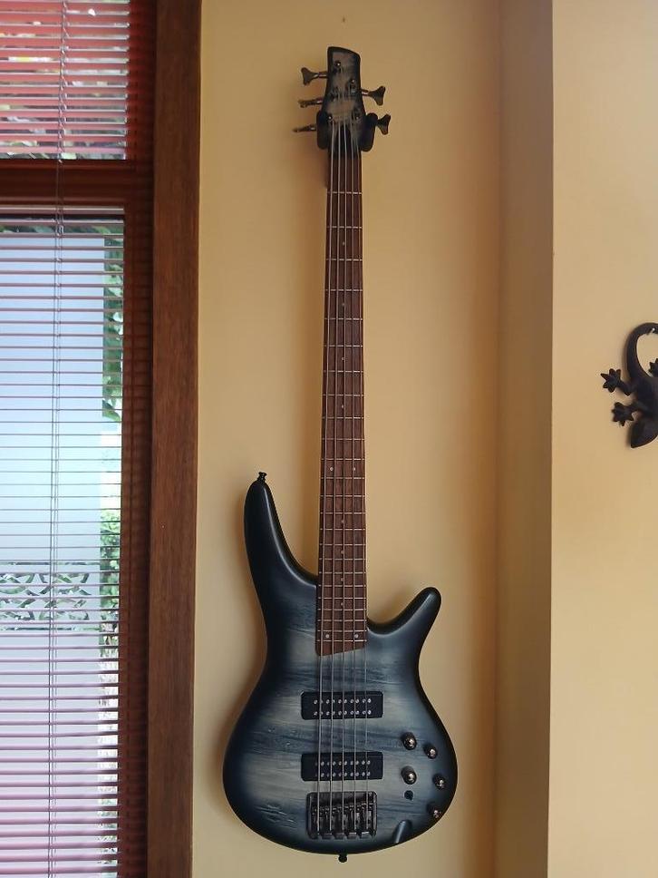 Ibanez SR305E Black Planet Matte, Muziek en Instrumenten, Snaarinstrumenten | Gitaren | Bas, Zo goed als nieuw, Elektrisch, 5-snarig