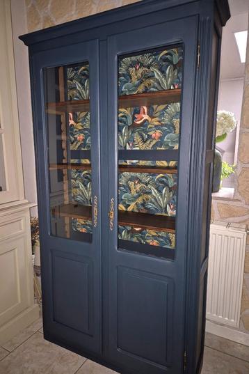 Venster van de bibliotheek  beschikbaar voor biedingen