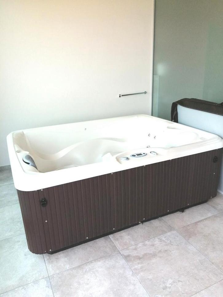 Hot spring bad spotprijs. Moet dringend weg verbouwing!., Tuin en Terras, Bubbelbaden en Hottubs, Zo goed als nieuw, Ophalen