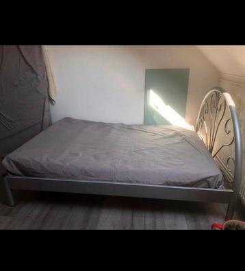 Metalen bed 140x200 met matras beschikbaar voor biedingen
