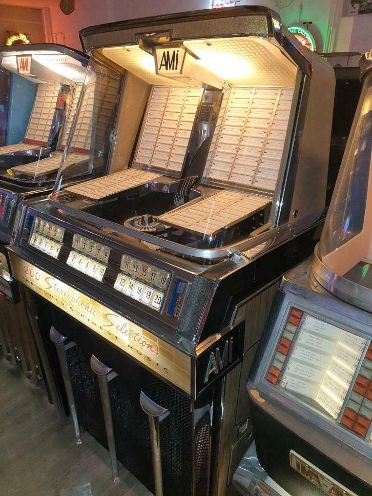 Ami J200E, Verzamelen, Automaten | Jukeboxen, Zo goed als nieuw, Ami, 1950 tot 1960, Met singles, Ophalen