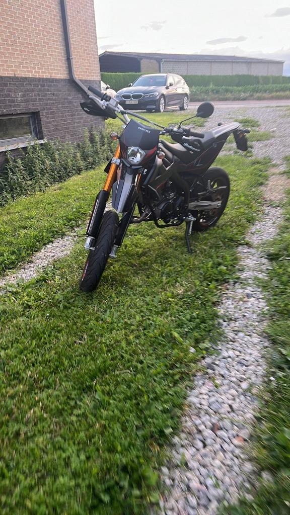 rieju, mrt sm 50 pro, zwart-rood, 2024, Fietsen en Brommers, Brommers | Derbi, Gebruikt, Klasse B (45 km/u), Ophalen