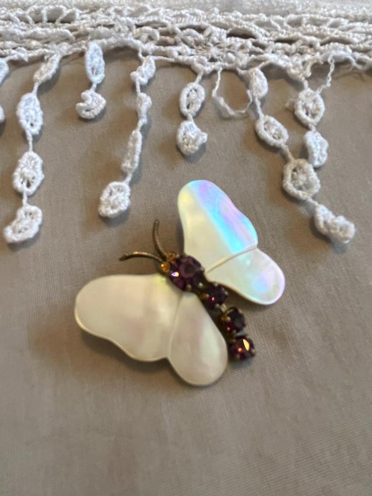 Broche ancienne Papillon en nacre-Améthyste, Bijoux, Sacs & Beauté, Broches, Comme neuf, Autres matériaux, 4 à 7 cm, Avec pierre précieuse