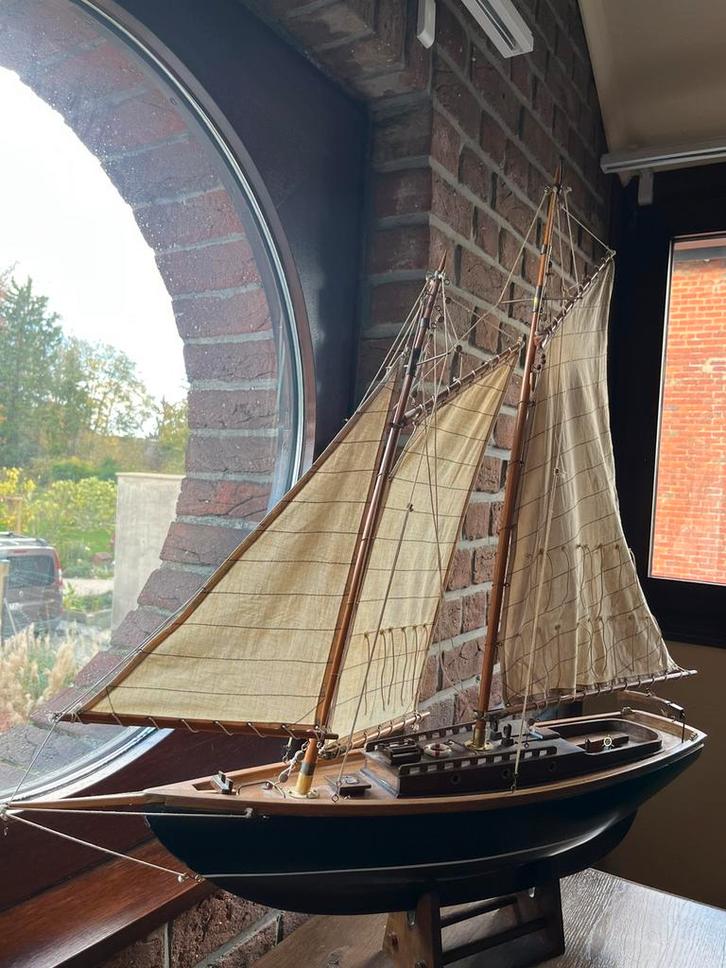 Maquette de voilier en bois artisanal sur socle, Hobby en Vrije tijd, Modelbouw | Boten en Schepen, Zo goed als nieuw, Ophalen
