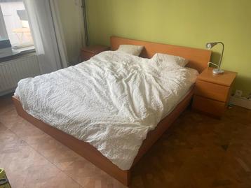 Ikea malm bed en nachtkastjes beschikbaar voor biedingen