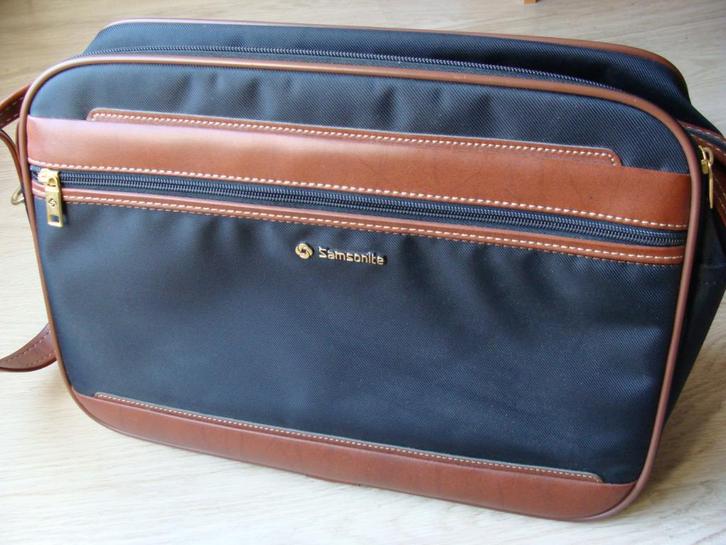 Samsonite schoudertas met zijopbergvak voor laptop ect..., Handtassen en Accessoires, Tassen | Schoudertassen, Nieuw, Ophalen of Verzenden