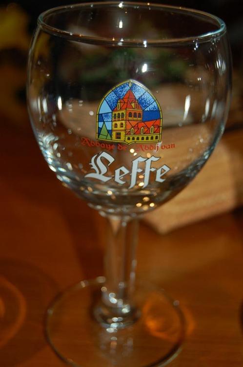 glas Brugse Triple Leffe Cocktailglas, Collections, Verres & Petits Verres, Comme neuf, Verre à bière, Enlèvement ou Envoi