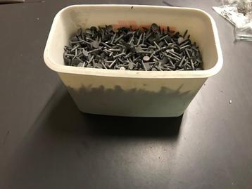 Gegalvaniseerde nagels. beschikbaar voor biedingen