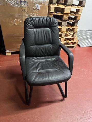 Stoelen beschikbaar voor biedingen