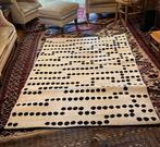 Tapijt wit zwart bolletjes/dots, Huis en Inrichting, Ophalen, Gebruikt, 100 tot 150 cm, Wit