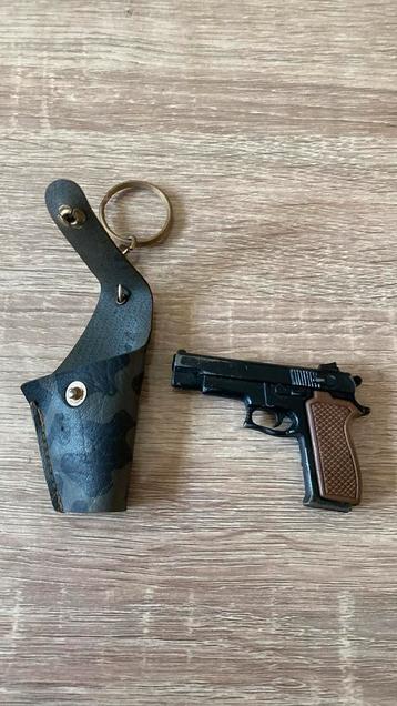 Ancien petit revolver métal et son étui excellent état 