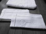 Groot wit, handgeborduurd linnen laken met 2 slopen, Antiek en Kunst, Antiek | Kleding en Textiel, Ophalen