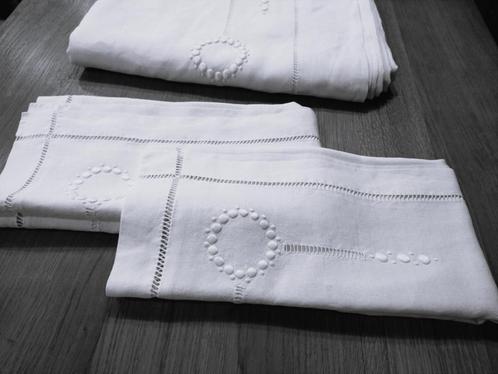 Groot wit, handgeborduurd linnen laken met 2 slopen, Antiek en Kunst, Antiek | Kleding en Textiel, Ophalen