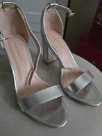 Chaussures argentées, Enlèvement