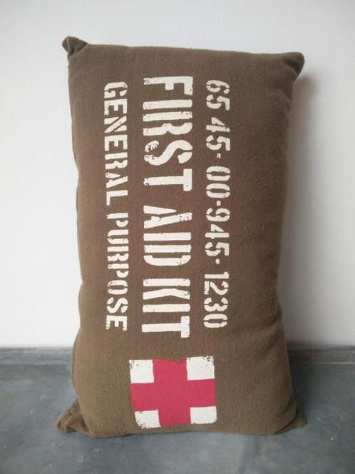 kussen decoratief First Aid Kit man cave decorative pillow, Antiek en Kunst, Curiosa en Brocante, Ophalen of Verzenden
