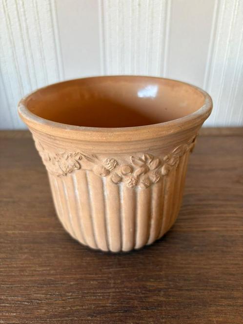 Terracotta bloempot met reliëf – klassiek & tijdloos, Tuin en Terras, Bloempotten, Gebruikt, Terracotta, Binnen, Minder dan 40 cm