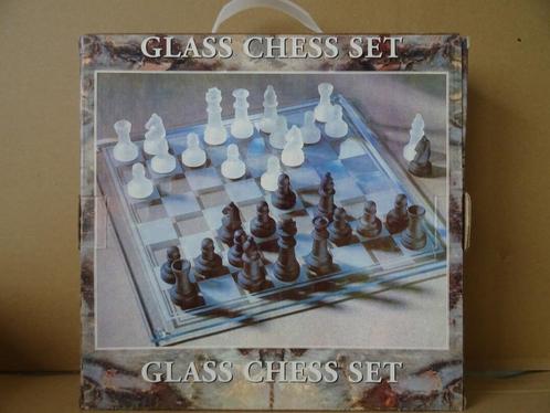 Schaakspel glazen schaakspel Glass chess set nieuw in doos, Hobby en Vrije tijd, Gezelschapsspellen | Bordspellen, Nieuw, Een of twee spelers