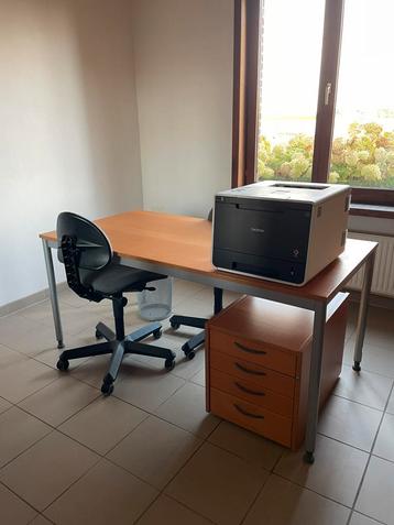 Kantoor met 3 bureau’s en toebehoren IKEA beschikbaar voor biedingen