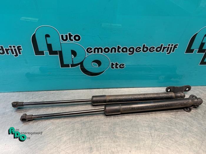 Kit amortisseur gaz hayon d'un Volkswagen Golf (Golf 09-), Autos : Pièces & Accessoires, Carrosserie & Tôlerie, Volkswagen, Utilisé