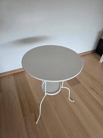 2x witte tafel  beschikbaar voor biedingen