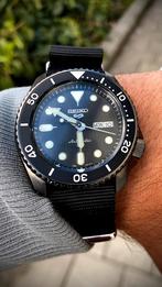 SEIKO 5 Sports Black / Nato Strap + Rubber Divers Strap, Autres matériaux, Comme neuf, Seiko, Acier