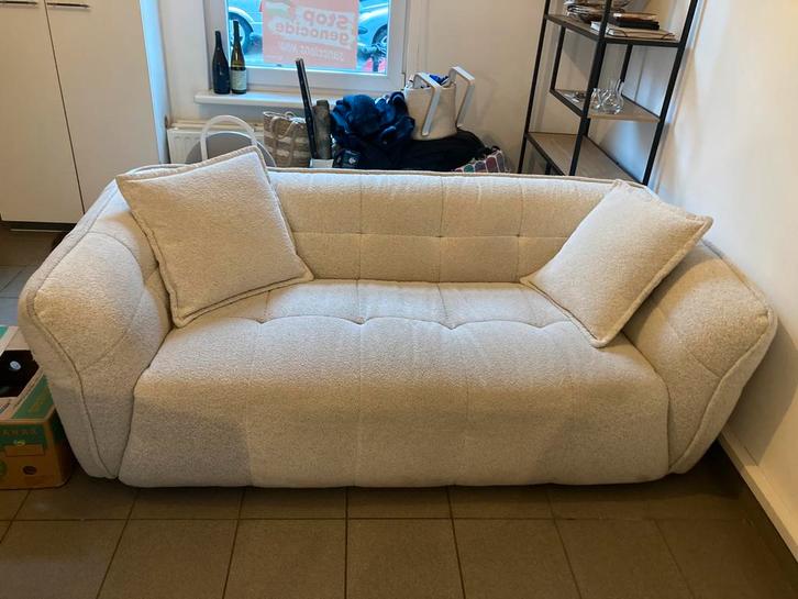 Witgrijze Bowie 2-zit + 2 kussens + poef (Weba), Huis en Inrichting, Zetels | Zetels, Gebruikt, Rechte bank, Tweepersoons, 150 tot 200 cm