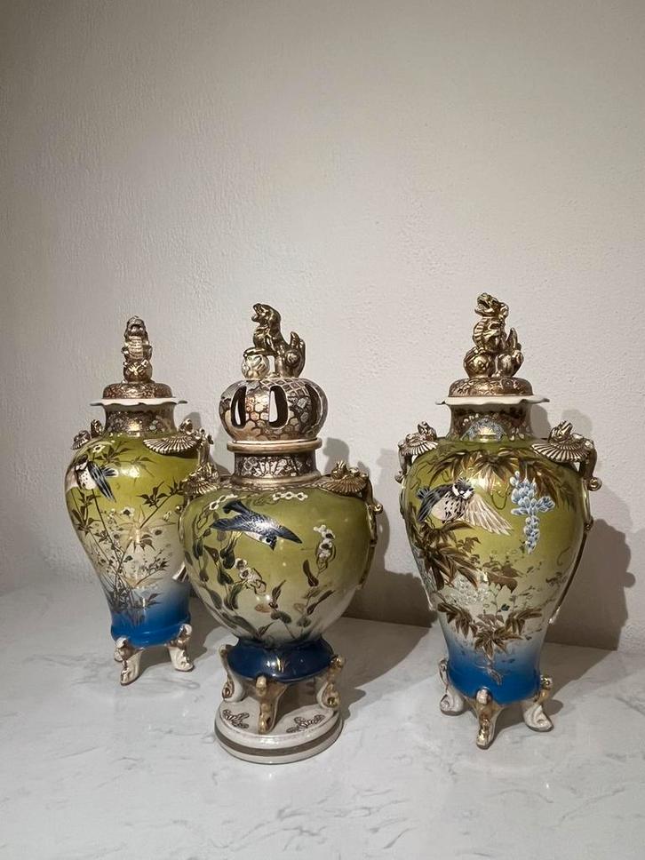 Garniture de trois vases couverts style Satsuma / Japonais, Antiek en Kunst, Antiek | Vazen, Ophalen of Verzenden