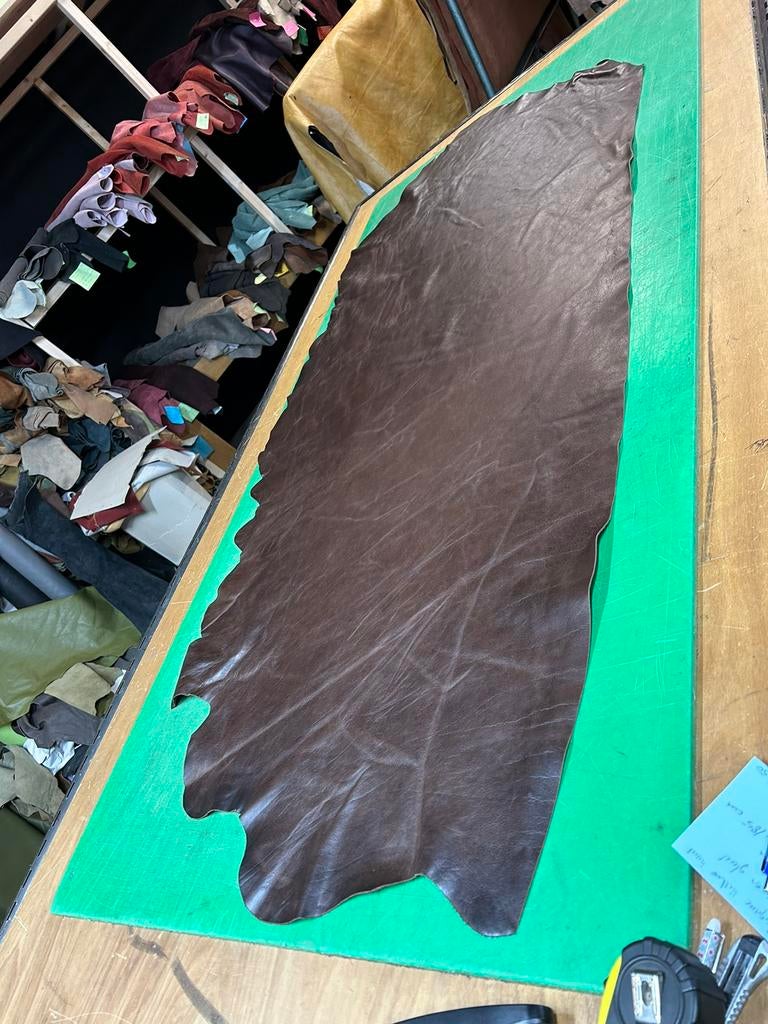 Cognac halve huiden 1.3mm dikte iets stug en glad cognac-1/2, Hobby en Vrije tijd, Ophalen of Verzenden