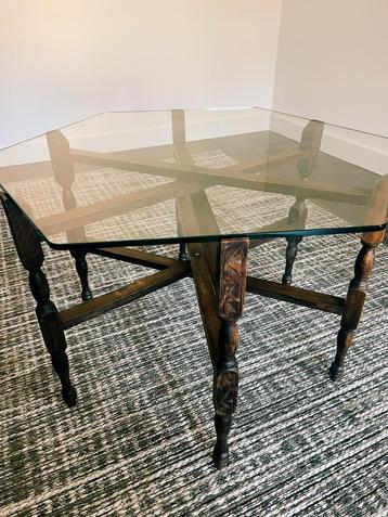 Unieke Midden-Oosterse houten tafel met glazen blad beschikbaar voor biedingen