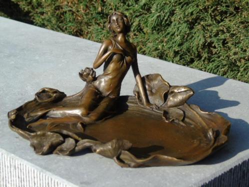une femme dans les nénuphars plateau en bronze signé, Antiquités & Art, Antiquités | Bronze & Cuivre, Bronze, Enlèvement ou Envoi