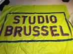 STUDIO BRUSSEL, mooie originele grote vlag 1m46x1m97cm, Verzamelen, Ophalen of Verzenden, Nieuw, Gebruiksvoorwerp