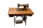 Machine à coudre Singer ancienne sur table à pédale vintage, Antiquités & Art, Antiquités | Machines à coudre, Enlèvement